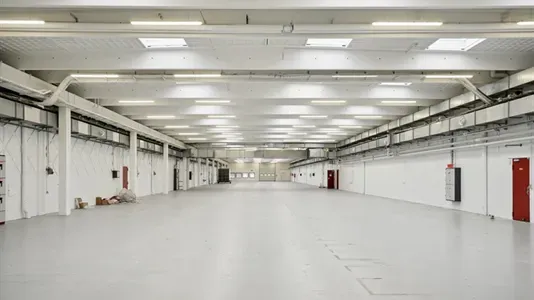 Garage - High-Ceiling Warehouse near Motorring 3, Brøndby