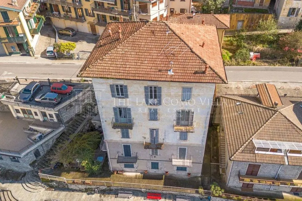 Vue aérienne - Lakefront Building for Renovation in Lezzeno