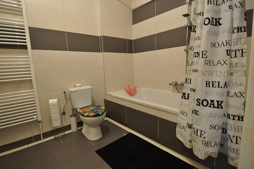 Salles de bain - Furnished Apartment with Balcony in Rotterdam