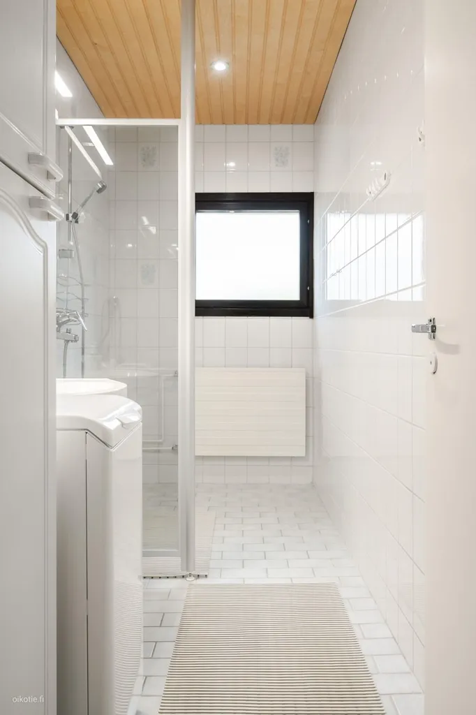 Bathrooms - 3-Bedroom Apartment with Balcony in Riutoja