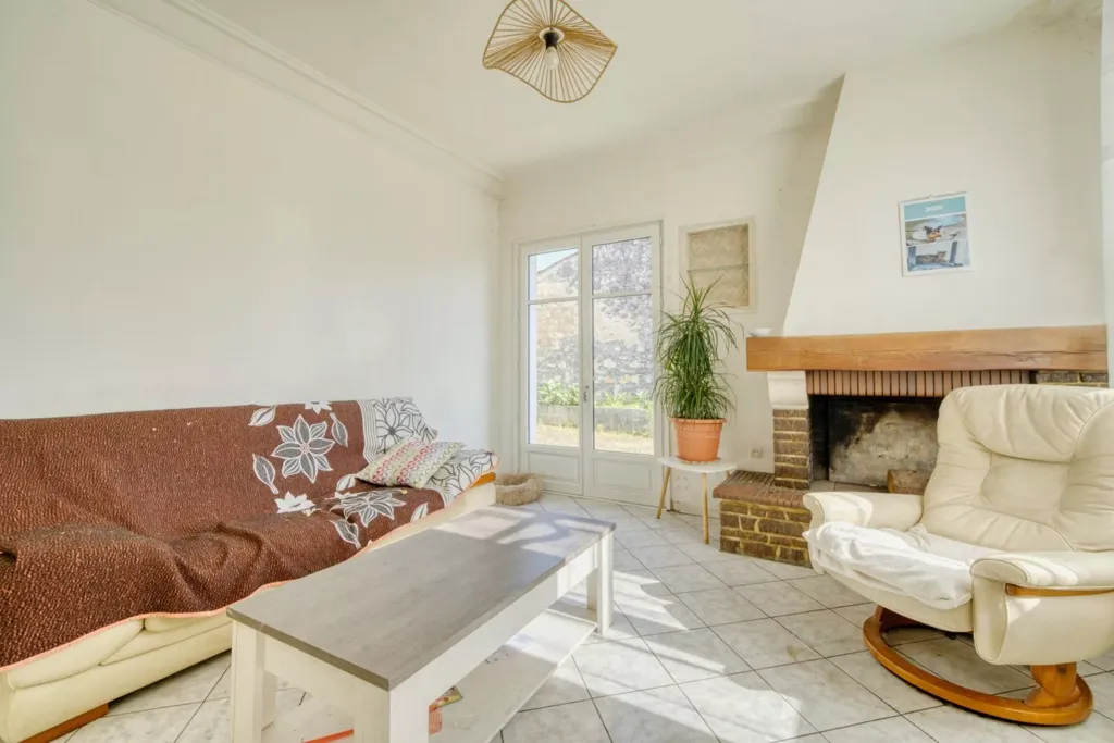 Elutuba - Renovated House with Veranda in Saintes