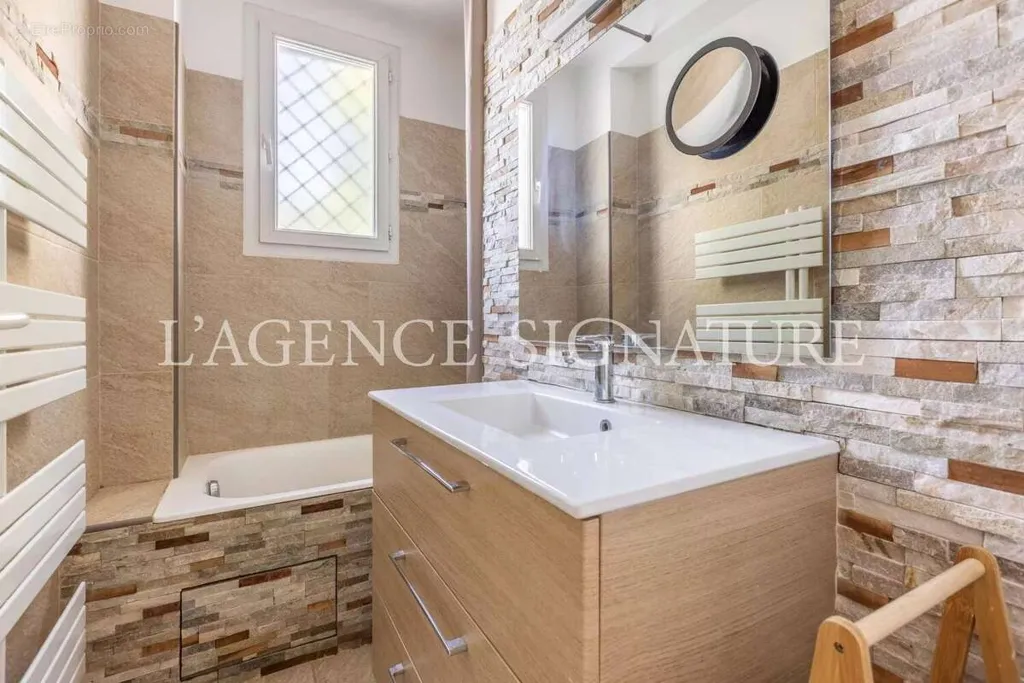 Bathrooms - 4-Piece Apartment with Loggia in Nice