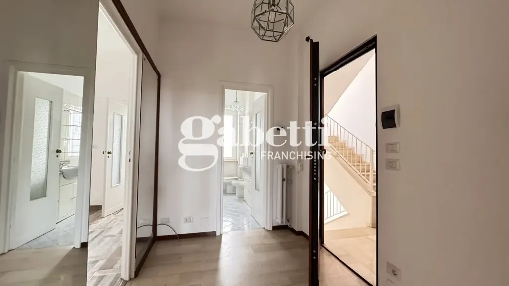 Esik - Central Triplex with Balcony in Turin