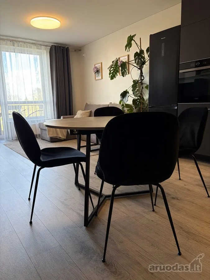 Söögituba - Three-Bedroom Flat with Balcony in Pašilaičiai