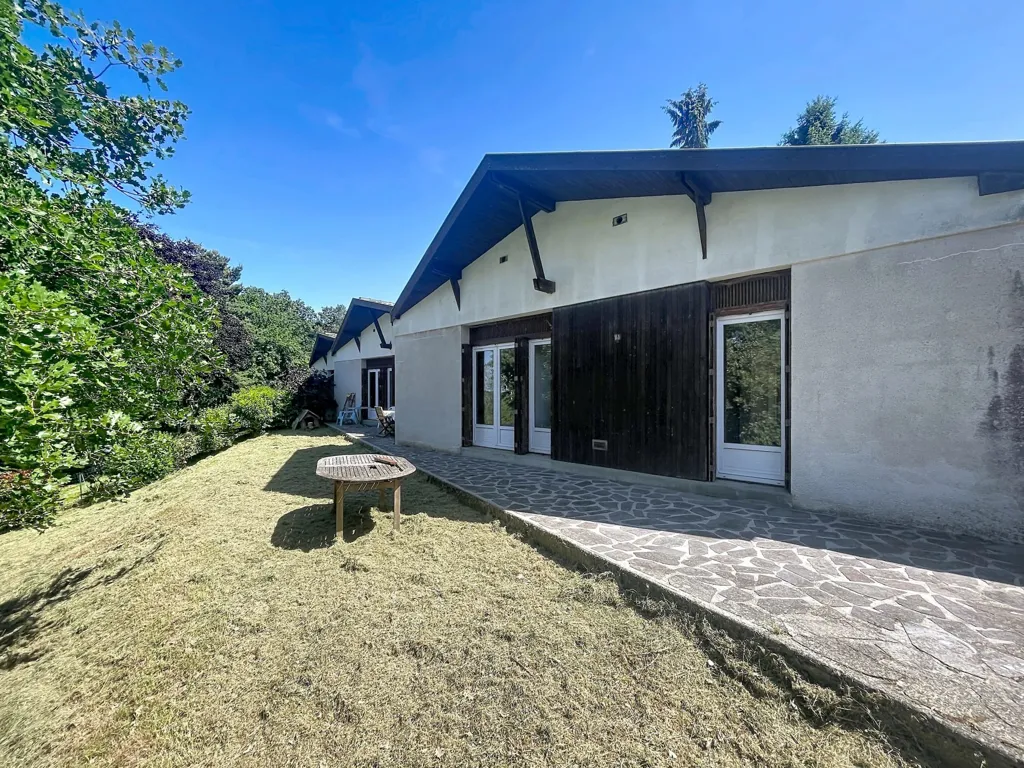 Terrass - Charming Bungalow with Pool in Châtel-Guyon