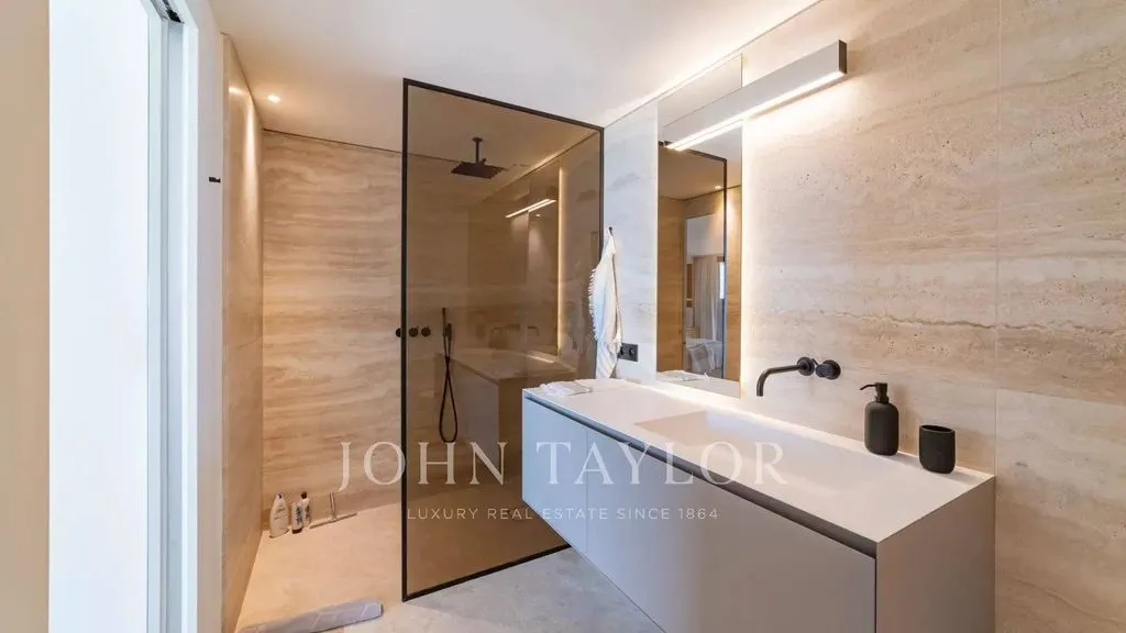 Salles de bain - Maison Luxueuse avec Vue Mer à Théoule-sur-Mer