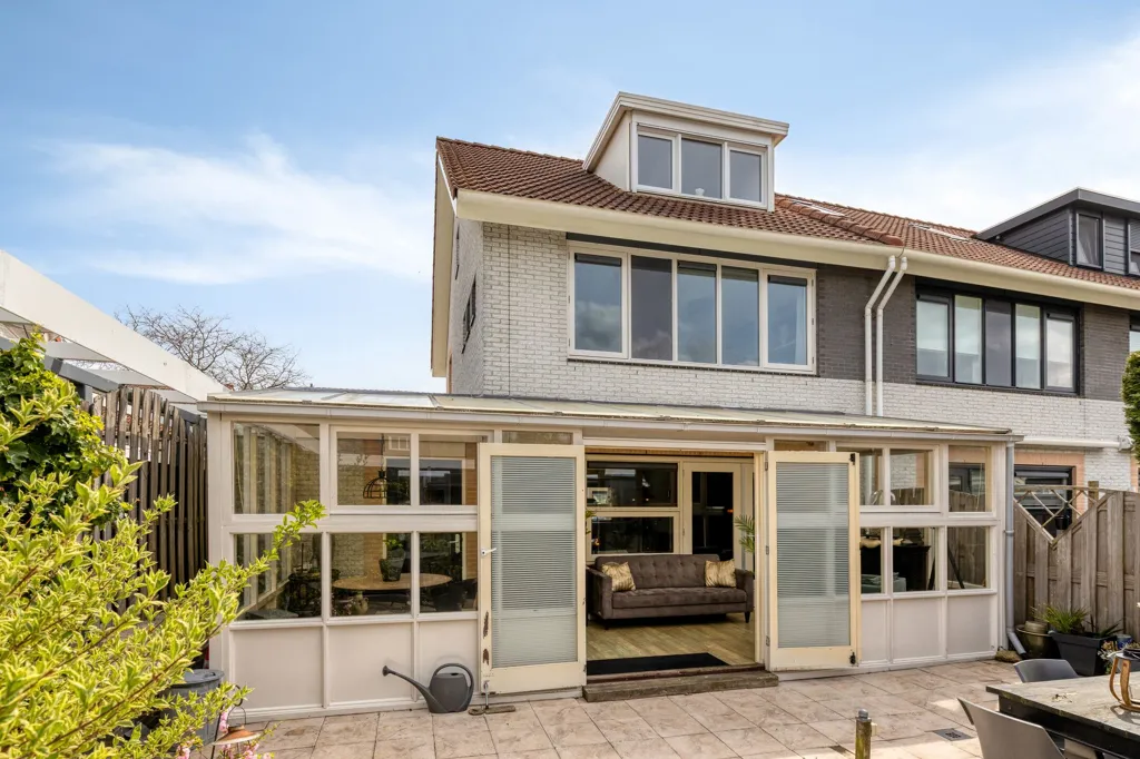 Välivaade - Corner House with Private Driveway in Hoorn