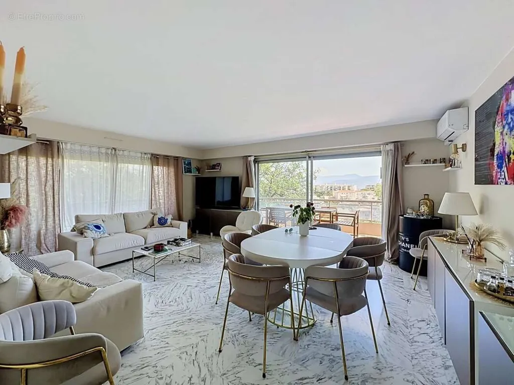 Dining Room - Luxury Apartment with Sea View in Nice