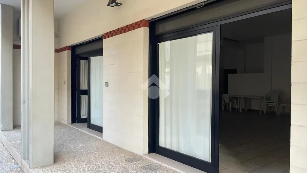Entrée - Commercial Space with Double Frontage in Grottaglie