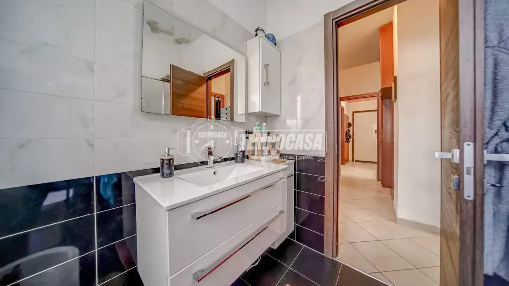 Salles de bain - Rustic Trilocale with Garden in Turbigo