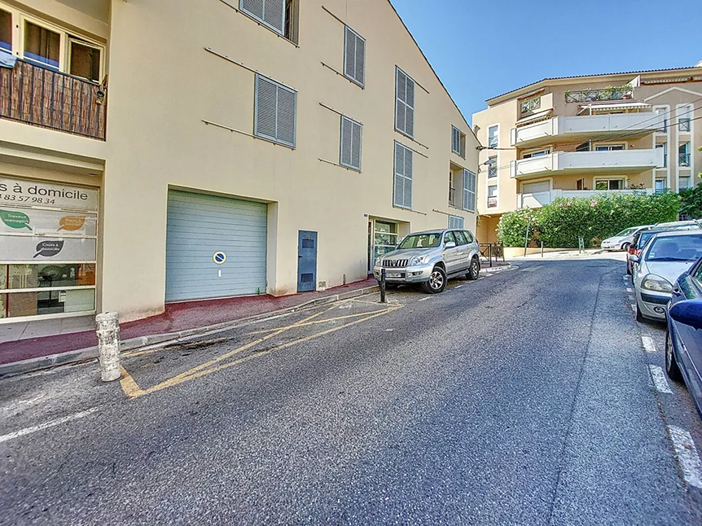 Välivaade - Modern Flat with Open-Plan Kitchen in Hyères Centre