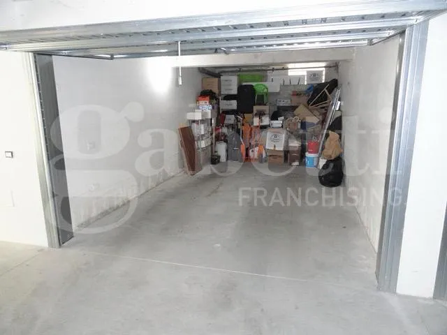 Garaaž - Modern Apartment with Balcony in Teramo
