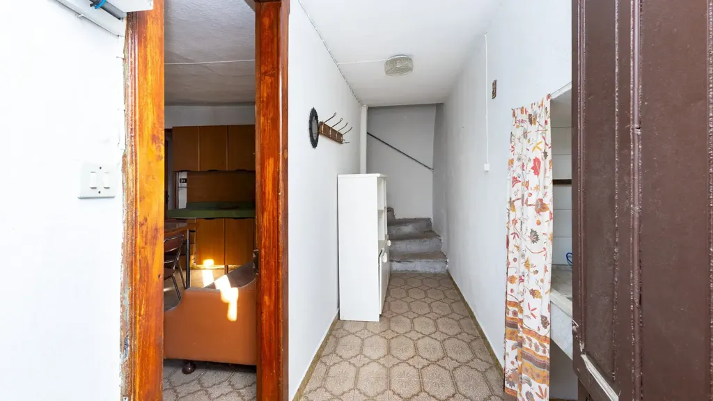 Entrée - Restructured House in Frassino Centre