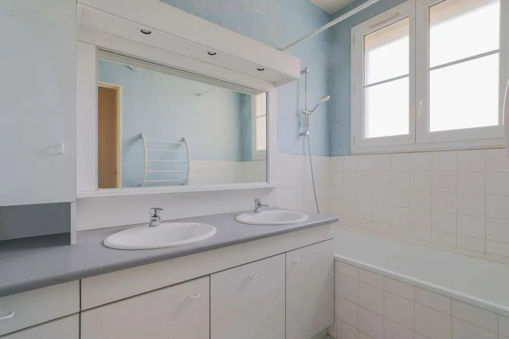 Bathrooms - 3-Bedroom Apartment with Balcony in Amiens