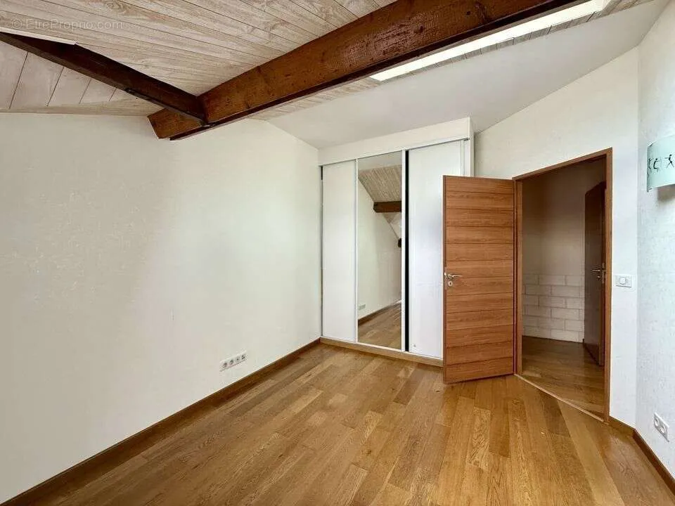 Pièces - Maison semi-individuelle avec piscine intérieure à Combs-la-Ville