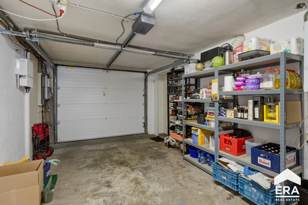 Garage - Maison Familiale avec Piscine Solaire à Proximité du Centre-Ville