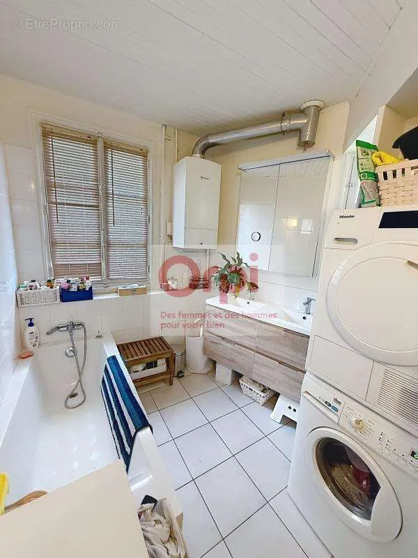 Pesuköök - 4-Piece Apartment with West Paris View in Issy
