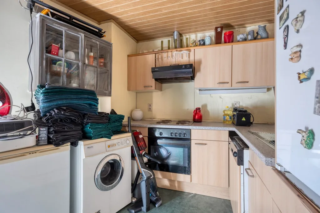 Cuisine - Mixed-Use Property with Private Drive in Bruges
