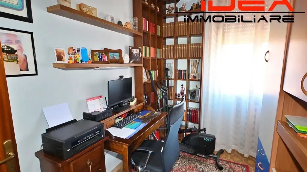 Office - Five-Bedroom Apartment with Balcony in Modena