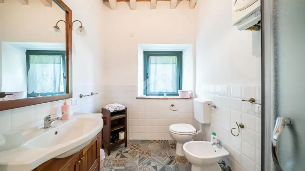 Salles de bain - Restored Rustico with Garden in Serramazzoni