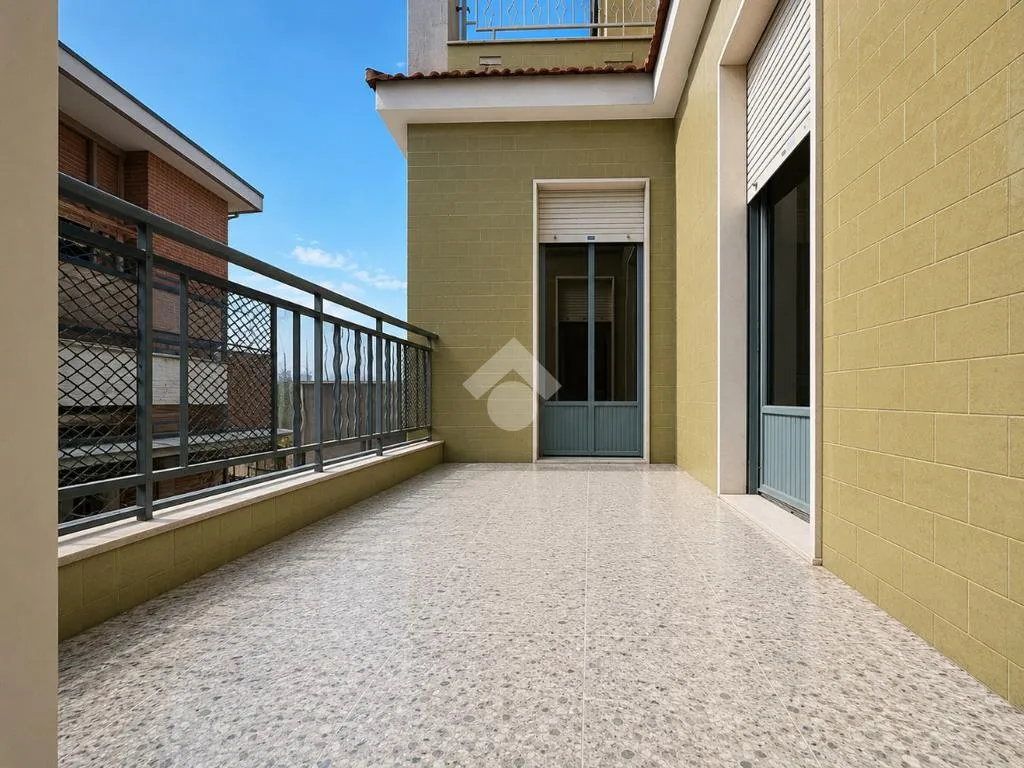 Rõdu - Spacious 5-Bedroom Apartment with Balcony in San Severo