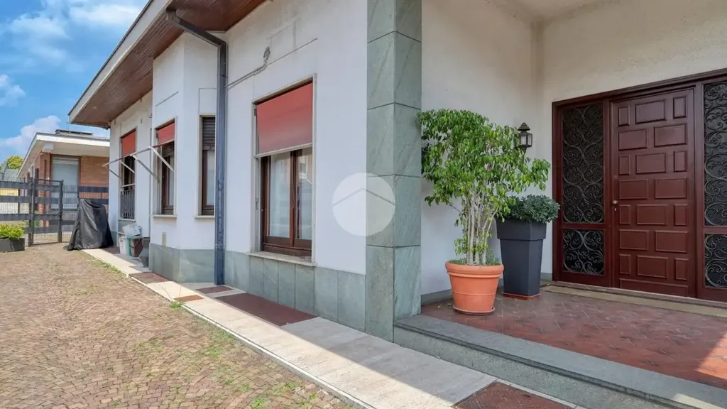 Välivaade - Semi-detached Villa with Private Garden in Gallarate