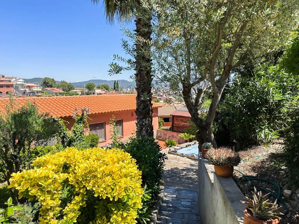 Aed - Chalet with Pool in Esparreguera