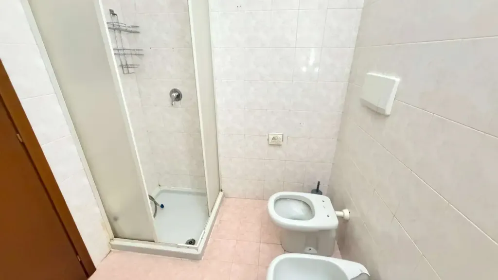Salles de bain - Twin-Storey Apartment with Balcony in Dalmine