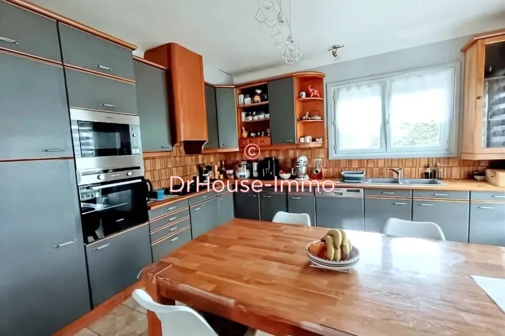 Cuisine - Maison avec Piscine et Terrasses à Gurmençon