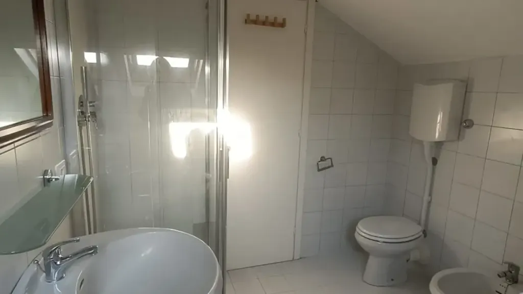 Salles de bain - Mansarded Flat with Private Balcony in Brescia