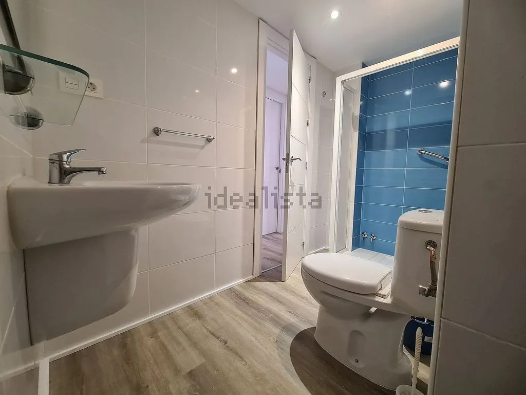 Bathrooms - Reformed Flat with Terrace in Cervantes, Granada