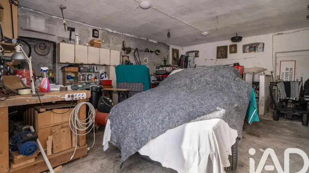 Garage - Villa with Garden in Crescentino