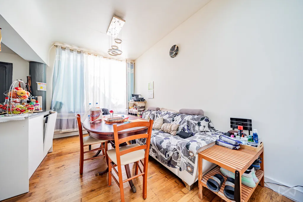 Séjour - Appartement de 2 Chambres au Rez-de-Chaussée avec Cour à Evere