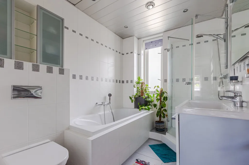 Vannitoad - Family Home with Attic in Overbos, Hoofddorp