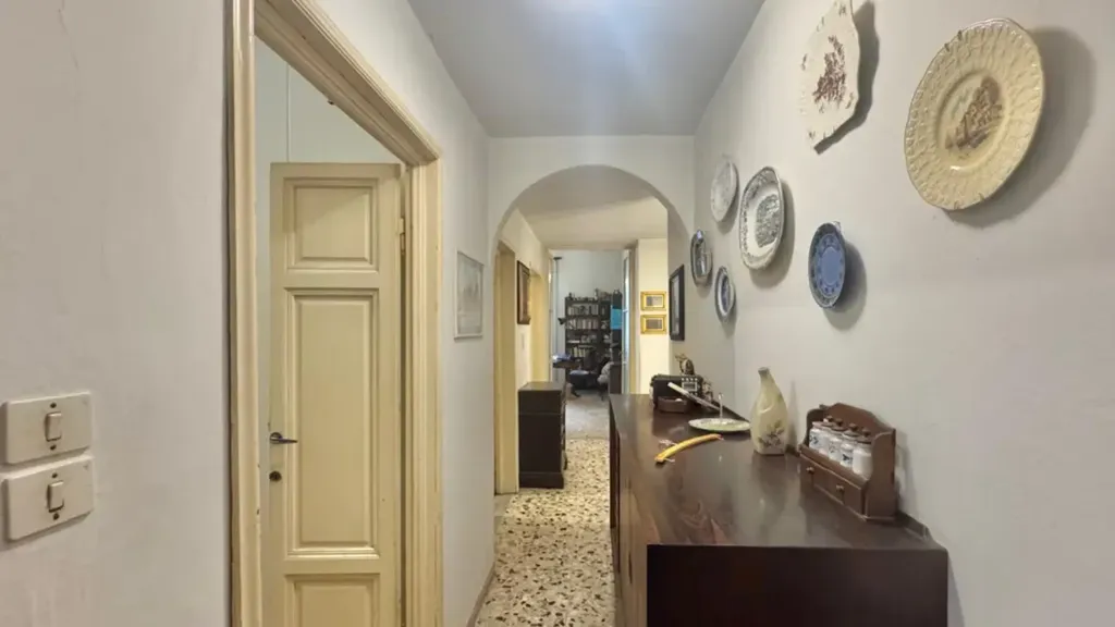 Entrée - Period Apartment with Balcony in Florence