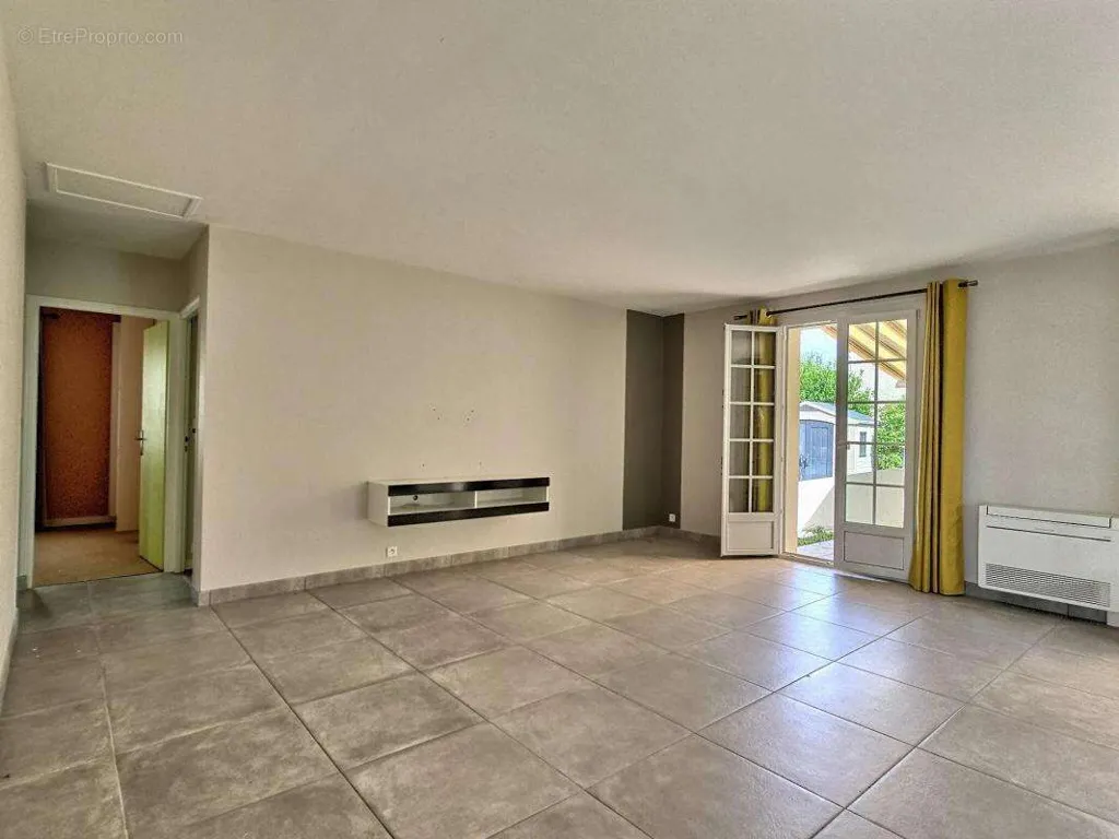 Séjour - Maison Lumineuse avec Véranda à L'Houmeau