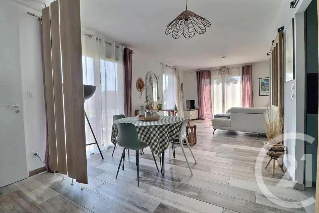 Salle à manger - Maison Moderne avec Jardin à Simandre-sur-Suran
