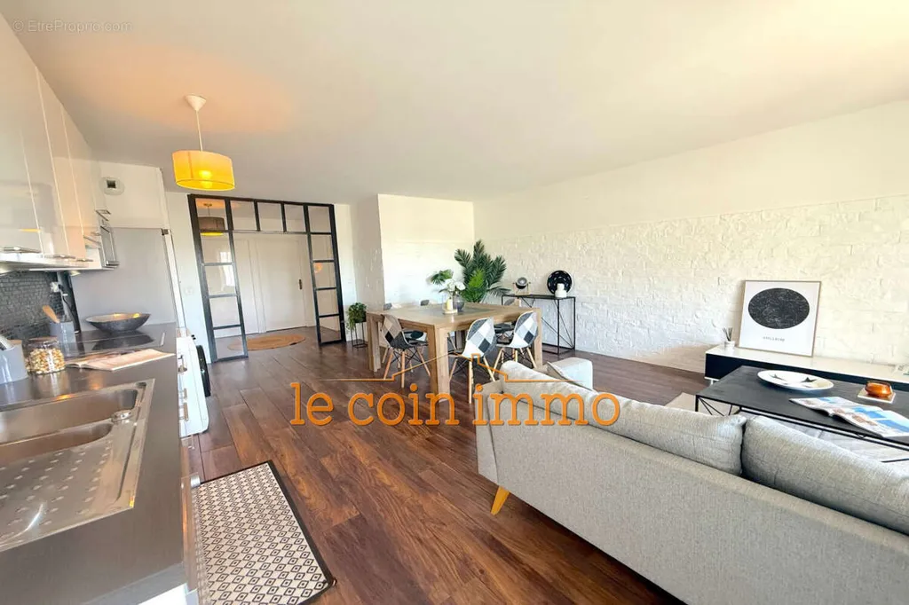 Séjour - Appartement Rénové avec Terrasse à Antibes
