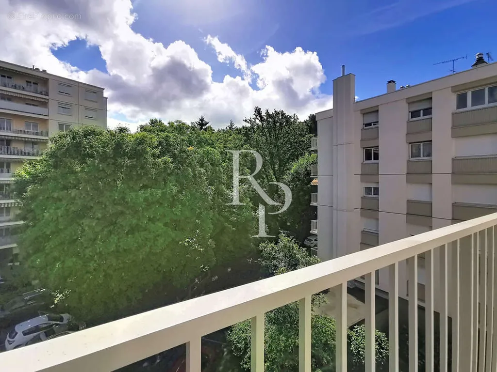 Rõdu - 3-Bed Apartment with Balcony in Green Park