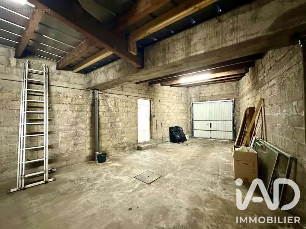 Garaaž - Commercial Space with Garage in Sedan