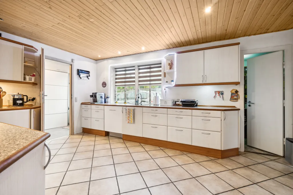 Kitchen - Villa with Play Area near Give