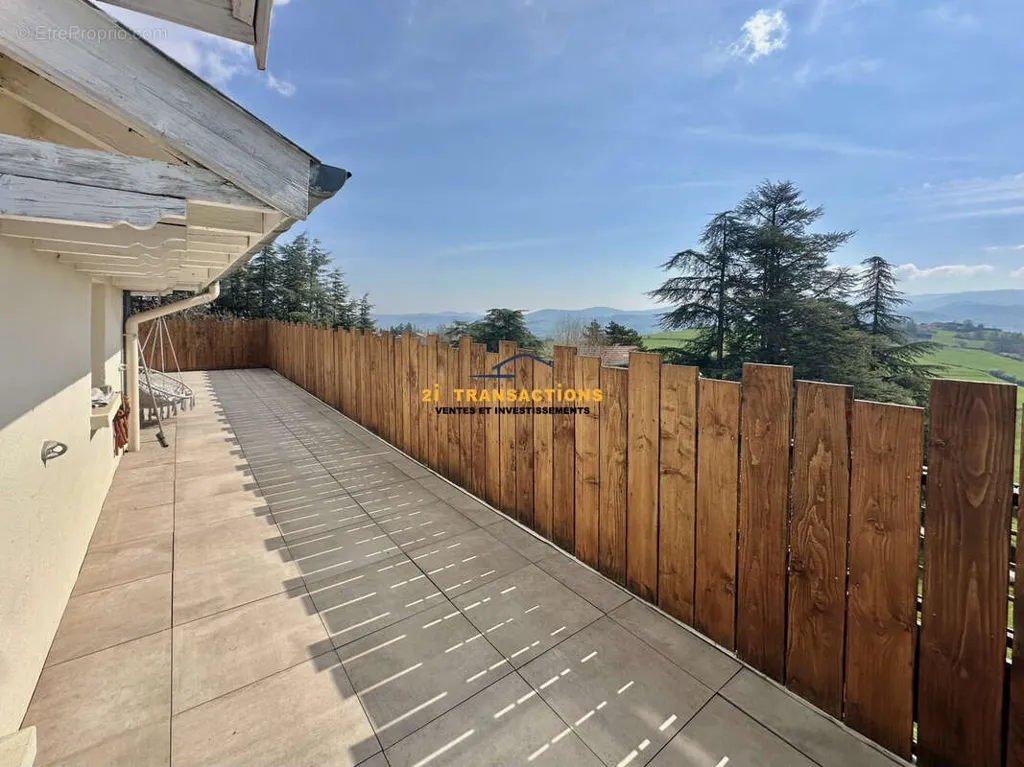 Rõdu - Apartment with Terraced View in Saint-Chamond