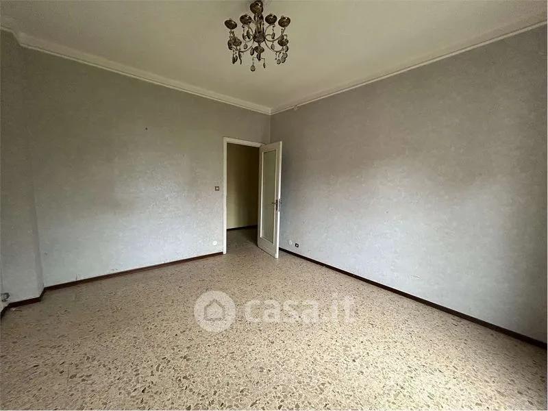 Pièces - Three-Bedroom Apartment with Balcony in Vercelli