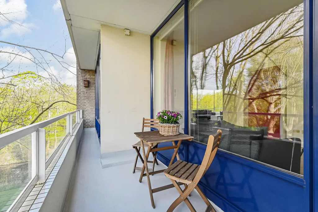 Rõdu - Corner Flat with Erker in Den Haag