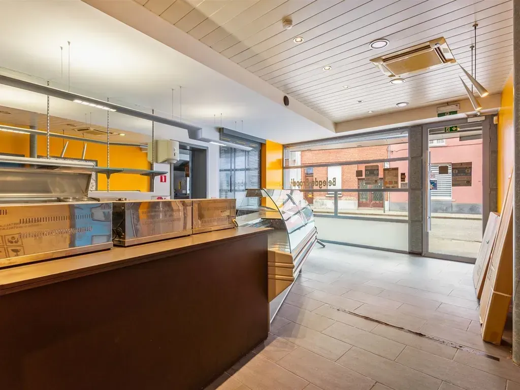 Pièces - Immeuble Commercial avec Possibilité de Rénovation à Turnhout