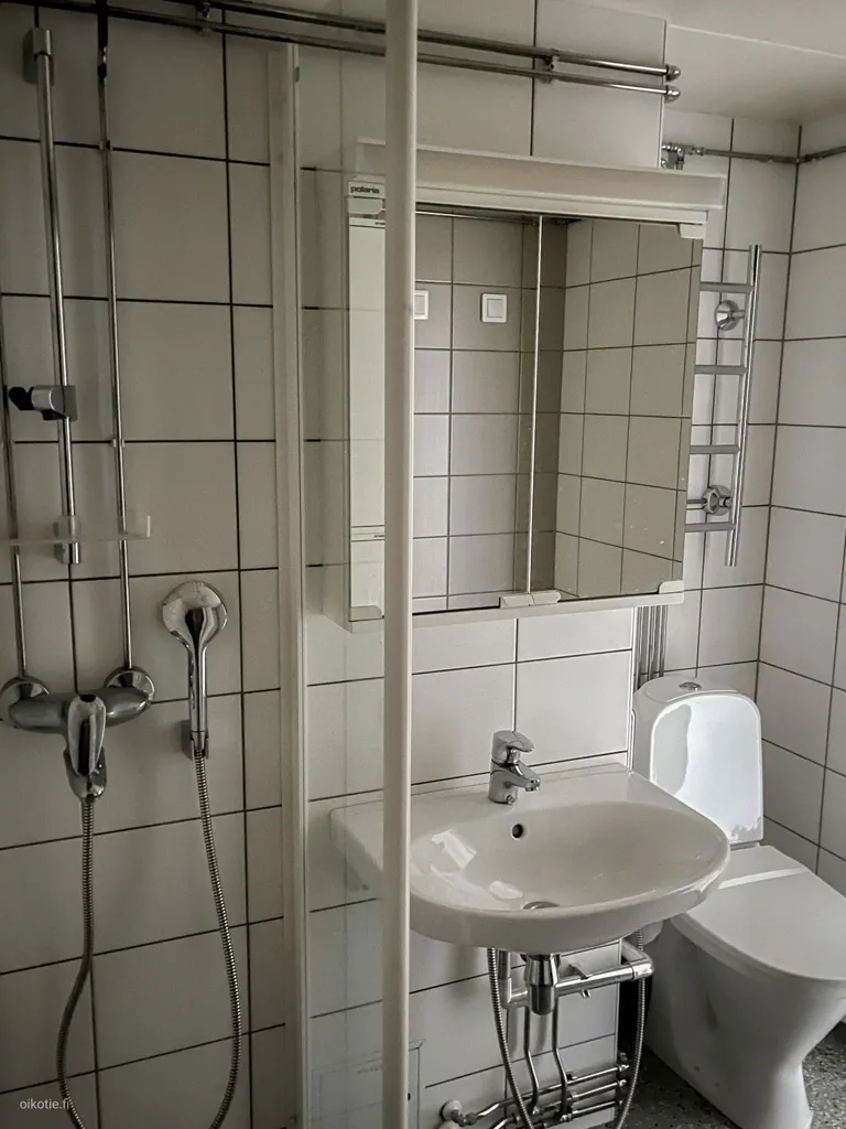 Vannitoad - Spacious Flat with Balcony in Länsimäki, Vantaa