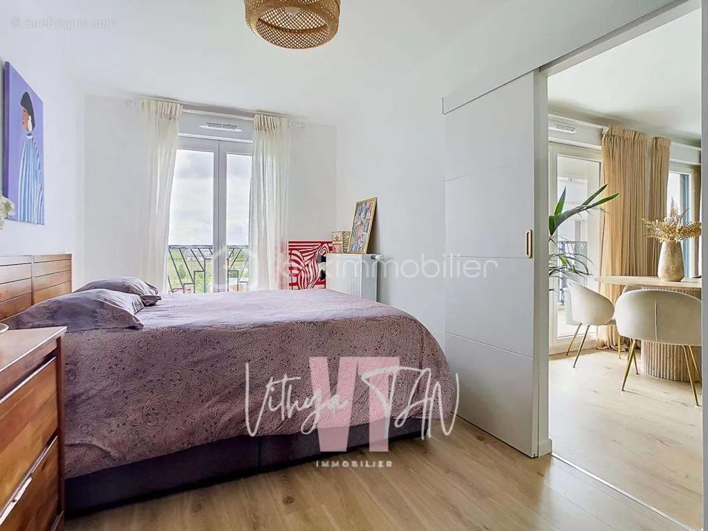 Camere da letto - 4-Bedroom Flat with Balcony in Chessy Centre