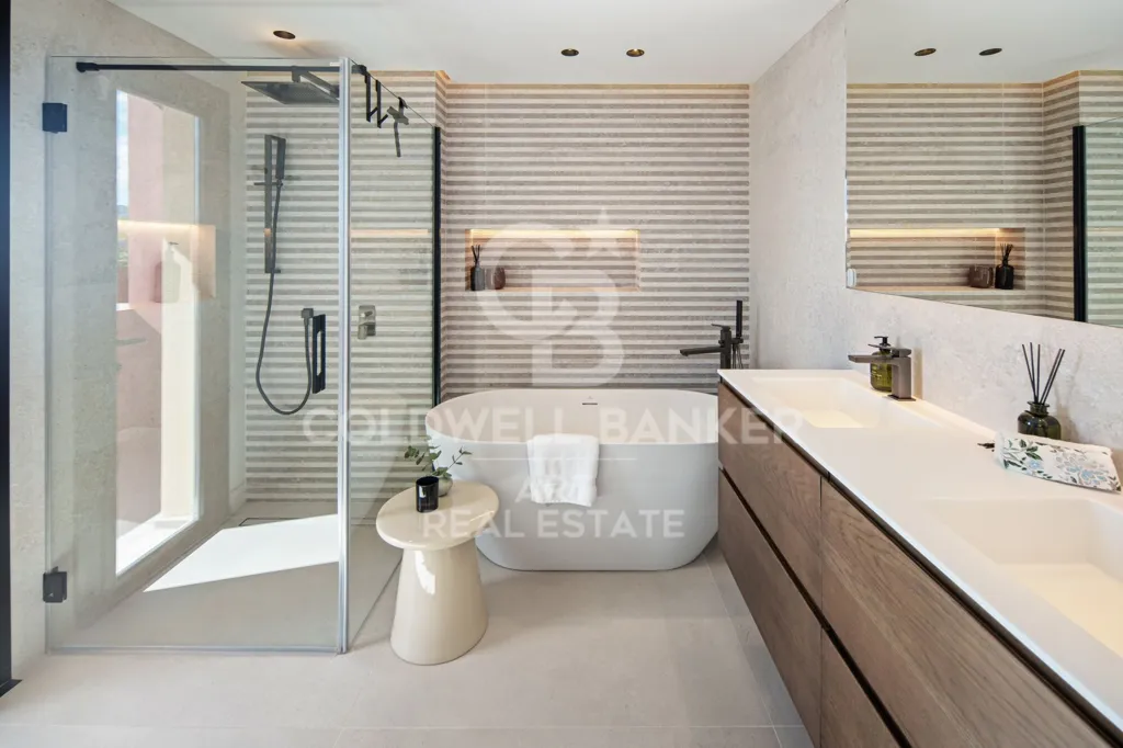 Bathrooms - Duplex Apartment with Sea View in Monte Halcones, Málaga