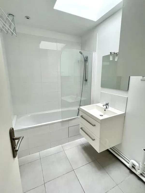 Bathrooms - Bright 2-Bed Flat near Saint-Lazare, Paris
