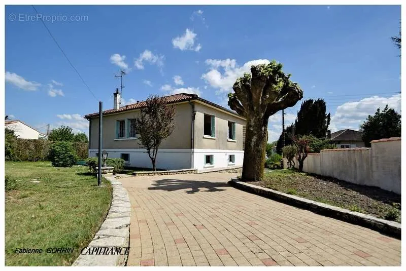 Exterior - Spacious House with Large Garage in Aigondigné